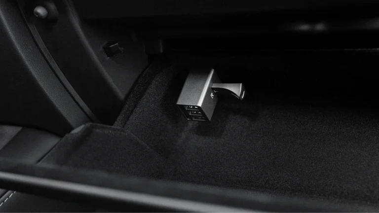 JOWUA 4-Port USB Hub for Tesla Model 3 & Model Y | Dashcam & Sentry Mode Compatible