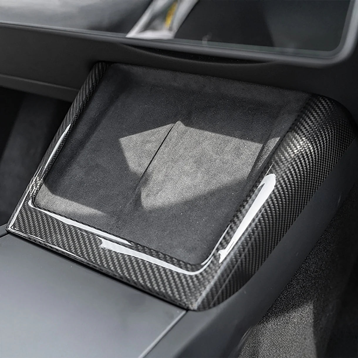 Real Carbon Fiber Wireless Charging Pad Frame Cover for Tesla Model Y Juniper 2025+ Interior Trim Overlay – Genuine Carbon Fiber, OEM Fit, Glossy or Matte Finish